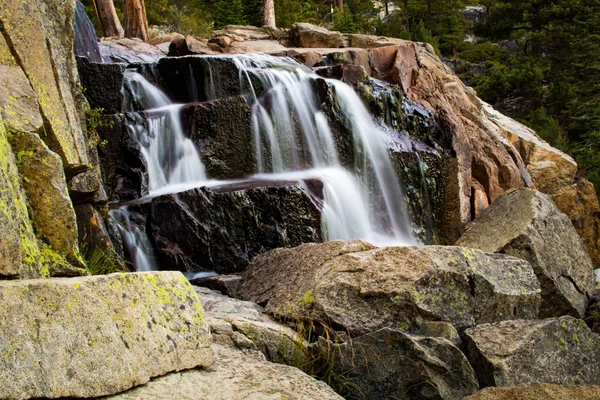 Длительное воздействие водопада, стекающего с горных пород — стоковое фото