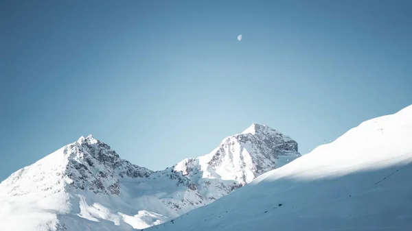 Ampia Distesa Montagne Ricoperte Neve Sotto Cielo Azzurro Con Mezza — Foto Stock
