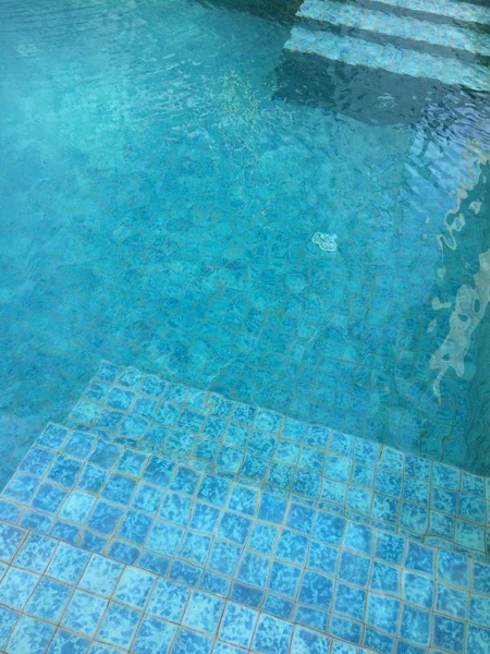 Plan vertical des escaliers dans la piscine avec une eau claire — Photo