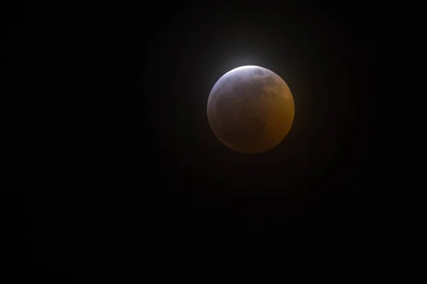 Szeroki strzał zbliżenie Pełnia księżyca na czarnym tle — Zdjęcie stockowe