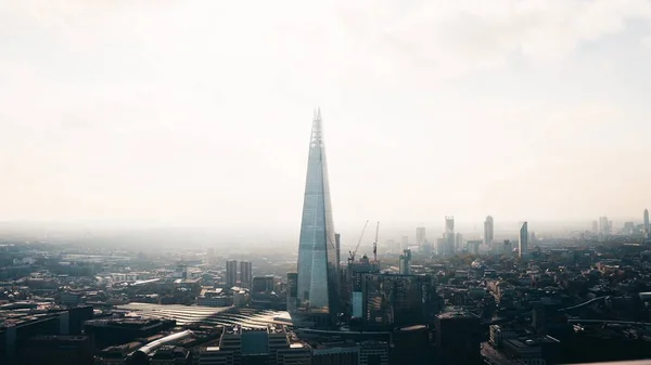 Londra Binalarla Çevrili Shard Gökdeleninin Uzak Bir Mesafeden Çekimi Ngiltere — Stok fotoğraf