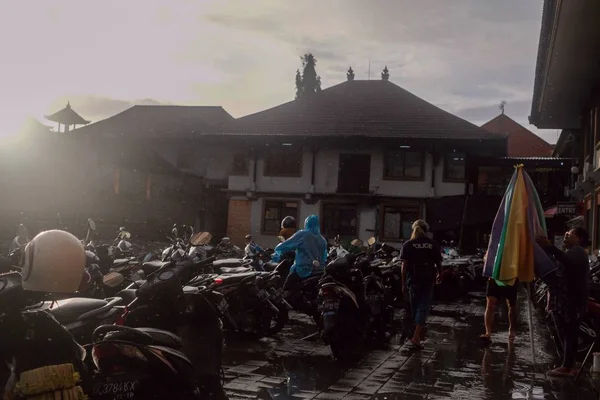Tiro de motos estacionadas perto de casas durante a chuva — Fotografia de Stock