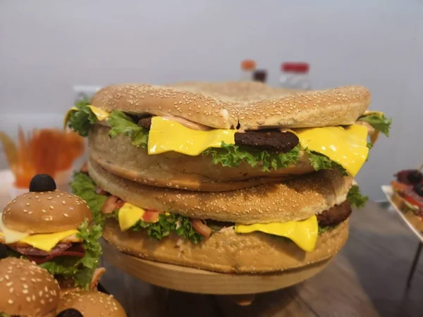 Zbliżenie strzał dużego cheeseburger — Zdjęcie stockowe