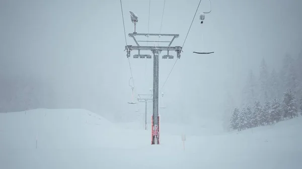 Eine Breite Aufnahme Einer Grauen Seilbahnsäule Die Mit Schnee Bedeckt — Stockfoto