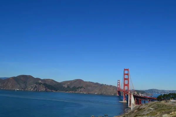 金门大桥在旧金山的水面上拍摄的广阔远方照片 位于加州旧金山 在晴朗的蓝天下 — 图库照片