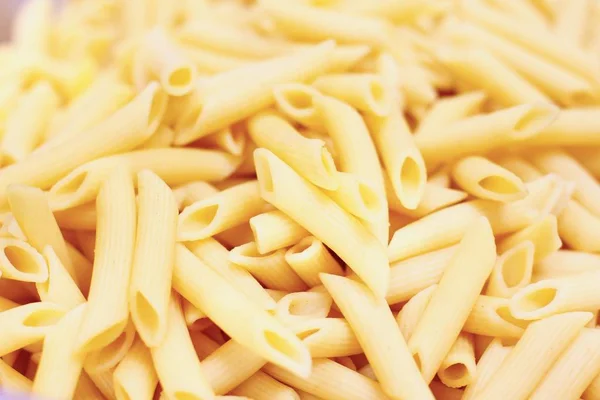 Close shot van pasta met een onscherpe achtergrond — Stockfoto