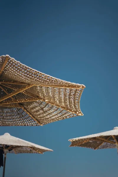 Verticale opname van bruine houten parasols — Stockfoto