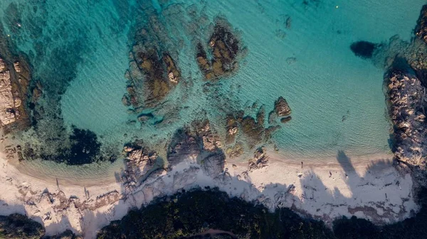 Breed luchtschot van landmassa 's door een blauwe oceaan — Stockfoto