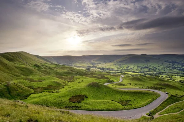 Hermosa vista de Mam Tor, Peak District, Derbyshire, Inglaterra, Reino Unido — Foto de Stock