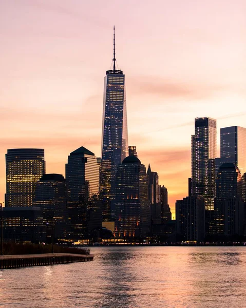 Fotografía vertical distante del edificio del World Trade Center en Nueva York al atardecer —  Fotos de Stock