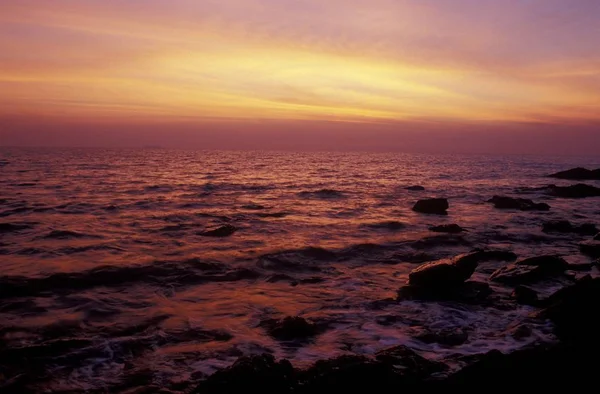 Beautiful Shot Rocks Sea Waves Purple Orange Sky Thailand — Stock Photo, Image