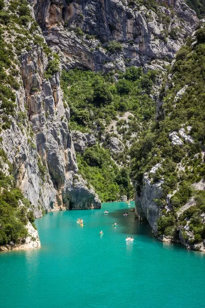 Kayalık kayalıklar ve dağlar arasındaki su kütlesinin dikey görüntüsü — Stok fotoğraf