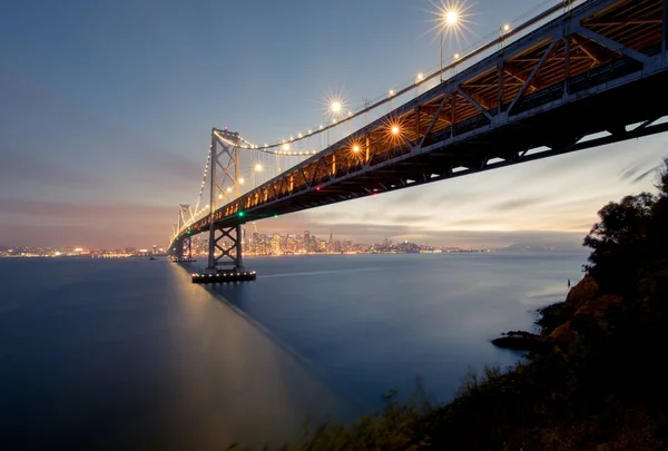 Широкий Снимок Моста Бэй Бридж Водной Поверхности Ночью Сан Франциско — стоковое фото
