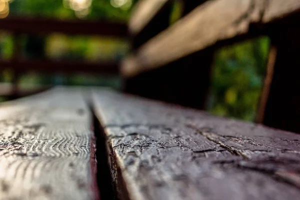 Gros plan sélectif d'un banc en bois brun — Photo