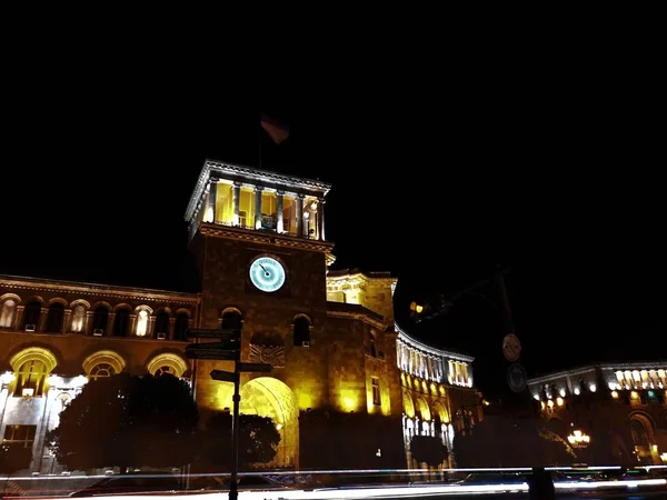Bala de ângulo baixo de bela arquitetura da Praça da República à noite em Erevan, Armênia — Fotografia de Stock
