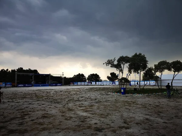 Amplio plano de un gran concierto de arena o área de eventos en la playa bajo un sombrío cielo oscuro — Foto de Stock