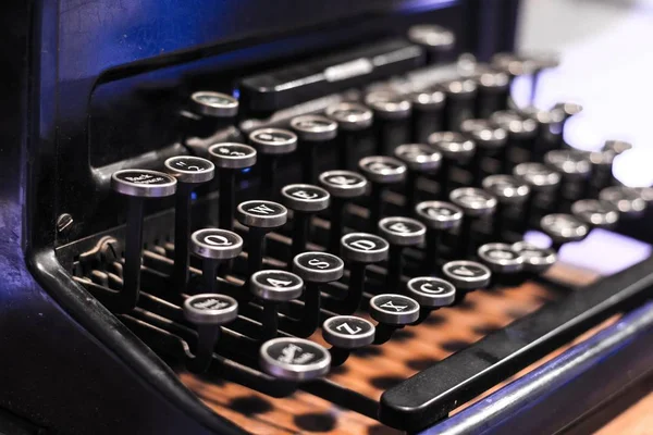 Primer plano de una máquina de escribir negra —  Fotos de Stock