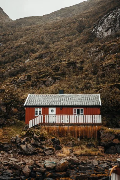 Tiro Vertical Uma Cabana Vermelha Perto Montanhas Rochas — Fotografia de Stock
