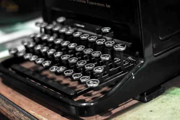 Primer plano de una máquina de escribir negra — Foto de Stock