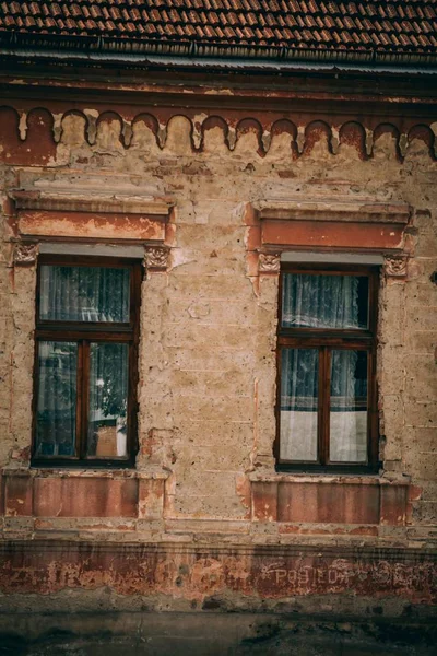 Old weathered stone building with wooden creeky windows in the countryside — Stock Photo, Image