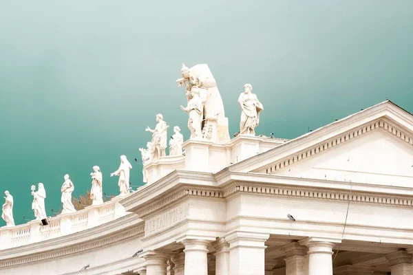 Telhado de um antigo templo romano com estátuas no topo — Fotografia de Stock