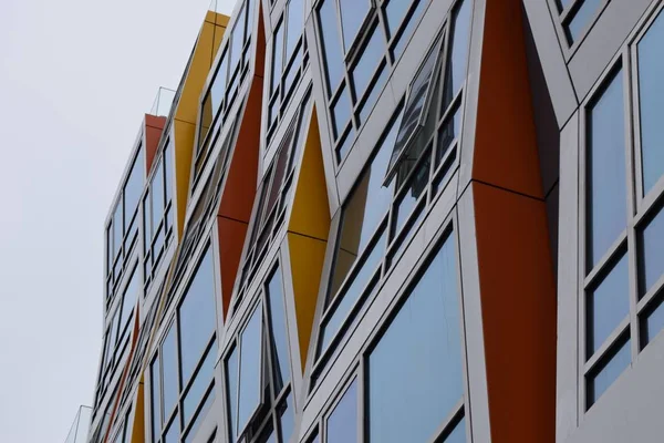 Plano angular de un edificio arquitectónico brutalista abstracto en colores naranja, blanco y amarillo — Foto de Stock