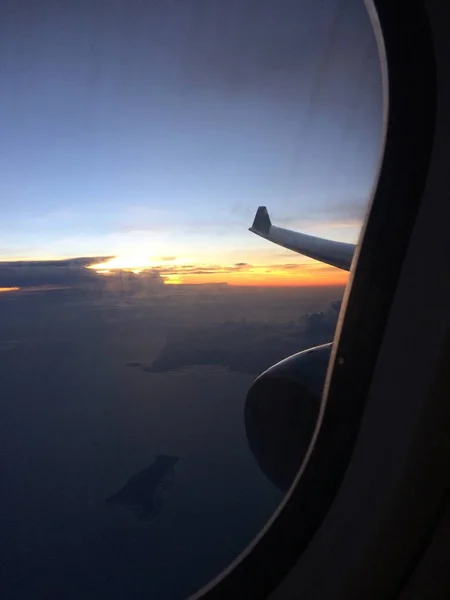 Disparo Vertical Una Ventana Avión Con Una Vista Del Ala — Foto de Stock