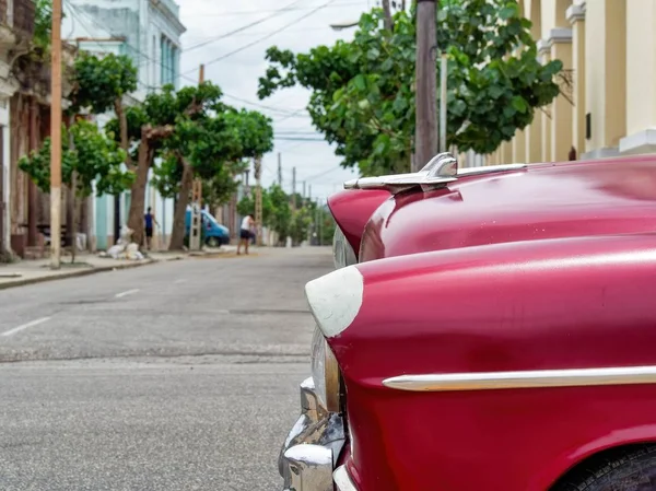 Närbild skott av en Vintage rosa bil parkerad på en gata i närheten av träd — Stockfoto