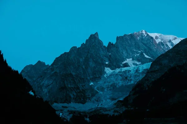 Krásný Záběr Zasněžených Skalnatých Strmých Hor Kopců — Stock fotografie