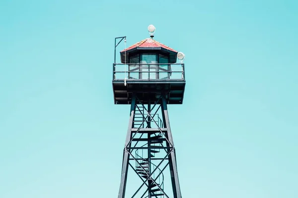 Снимок черной спасательной башни с красной крышей — стоковое фото