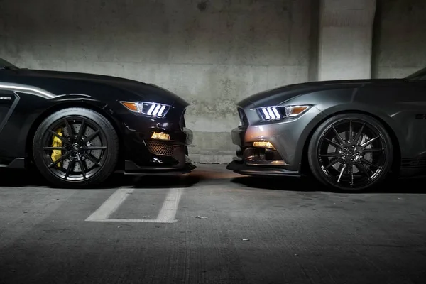 Ampla foto de close-up seletiva de carros pretos e cinza enfrentando um ao outro — Fotografia de Stock