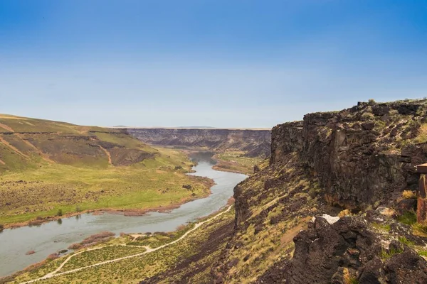 Large Plan Une Rivière Qui Coule Entre Montagnes Collines Sous — Photo