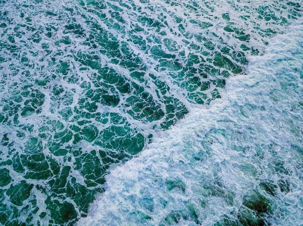 Amplo tiro de ondas azuis do oceano — Fotografia de Stock