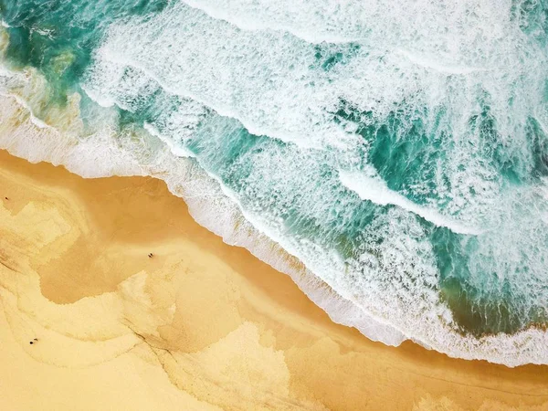 Colpo largo di un oceano e una spiaggia — Foto Stock
