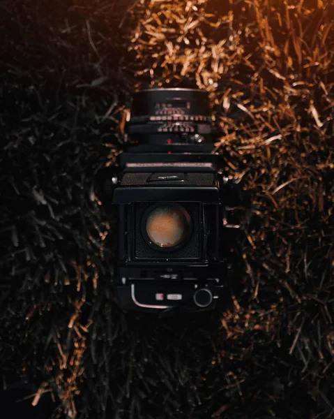 Closeup tiro de uma câmera de terra profissional na grama — Fotografia de Stock