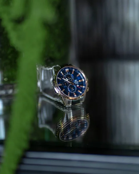 グレーとブルーの腕時計の垂直選択クローズアップショット — ストック写真