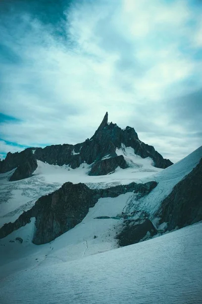 Μια Όμορφη Βολή Από Χιονισμένα Και Βραχώδη Απόκρημνα Βουνά Και — Φωτογραφία Αρχείου