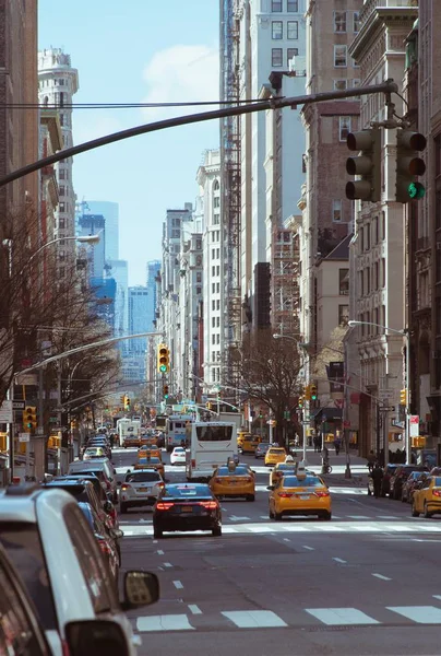 Imagem vertical de uma estrada movimentada numa cidade urbana durante o dia — Fotografia de Stock