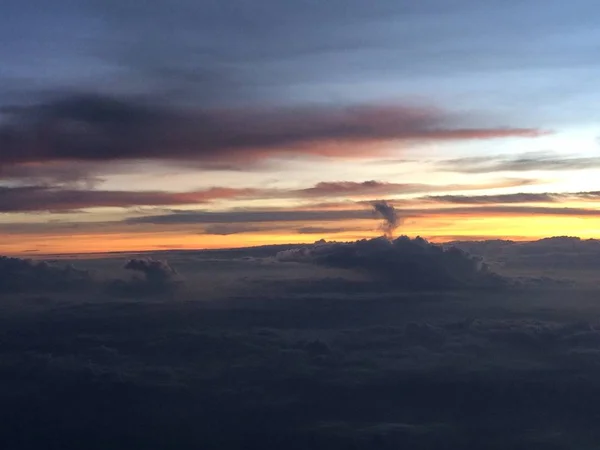 飛行機から撮影された雲の青と黄色の空 — ストック写真