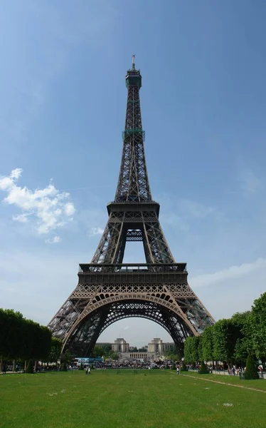 Vue en angle bas de la célèbre Tour de l'Eifel de jour à Paris, France — Photo