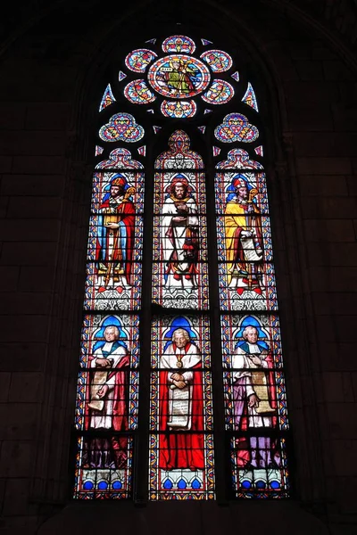 教堂大窗户的垂直照片 上面有宗教图像 — 图库照片