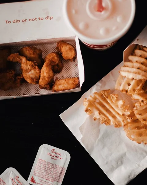 Foto aérea de pollo frito y papas fritas en cajas — Foto de Stock