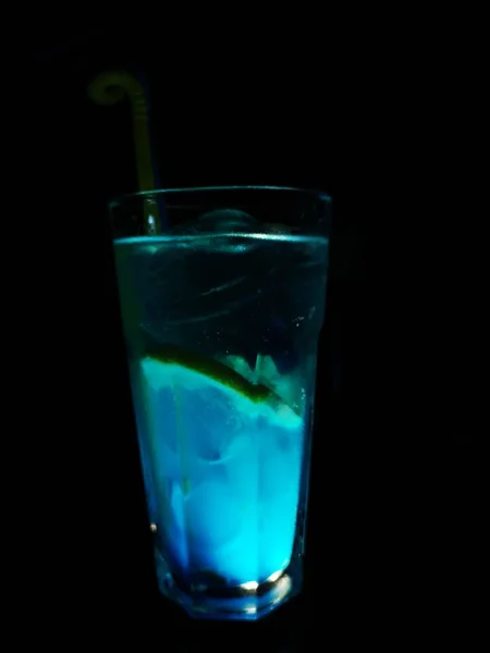 Close-up shot van geïsoleerde blauwe alcoholische cocktail op een donkere achtergrond — Stockfoto