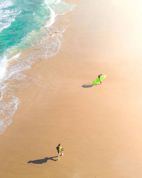 Vertikální záběr surfařů na pobřeží — Stock fotografie