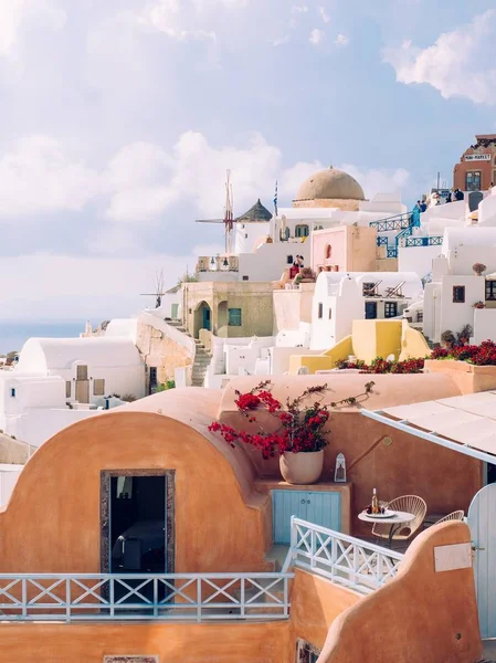 Vertikal bild av vackra byggnader i Santorini Island i Egeiska havet, Kykladerna, Grekland — Stockfoto