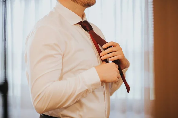 Man fixar sin röda slips innan bröllopsceremonin börjar — Stockfoto