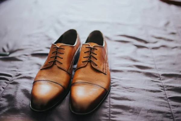 Nahaufnahme brauner klassischer Schuhe auf grauem Laken — Stockfoto