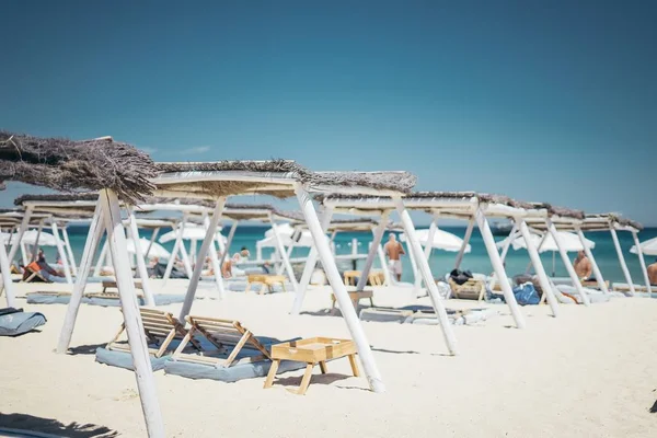Breed selectief shot van houten ligstoelen aan een zandstrand — Stockfoto