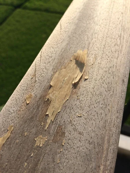 Primer plano vertical de una superficie de madera con un campo cubierto de hierba borrosa en el fondo — Foto de Stock