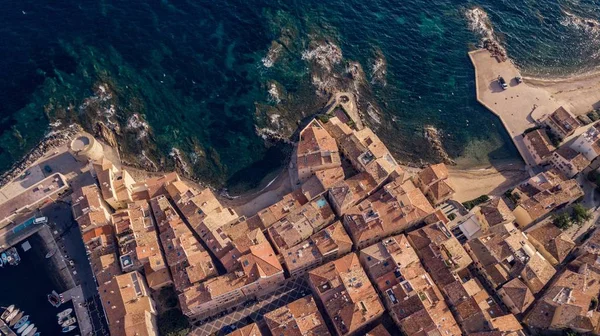 Tiro aéreo de casas castanhas pelo corpo de água — Fotografia de Stock